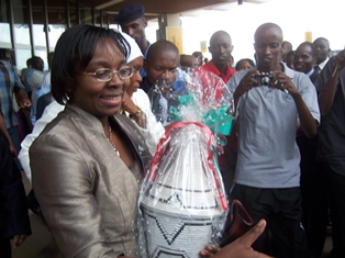 Tariki ya 16/01/2010, V. Ingabire n'abaje kumwakira ageze mu Rwanda