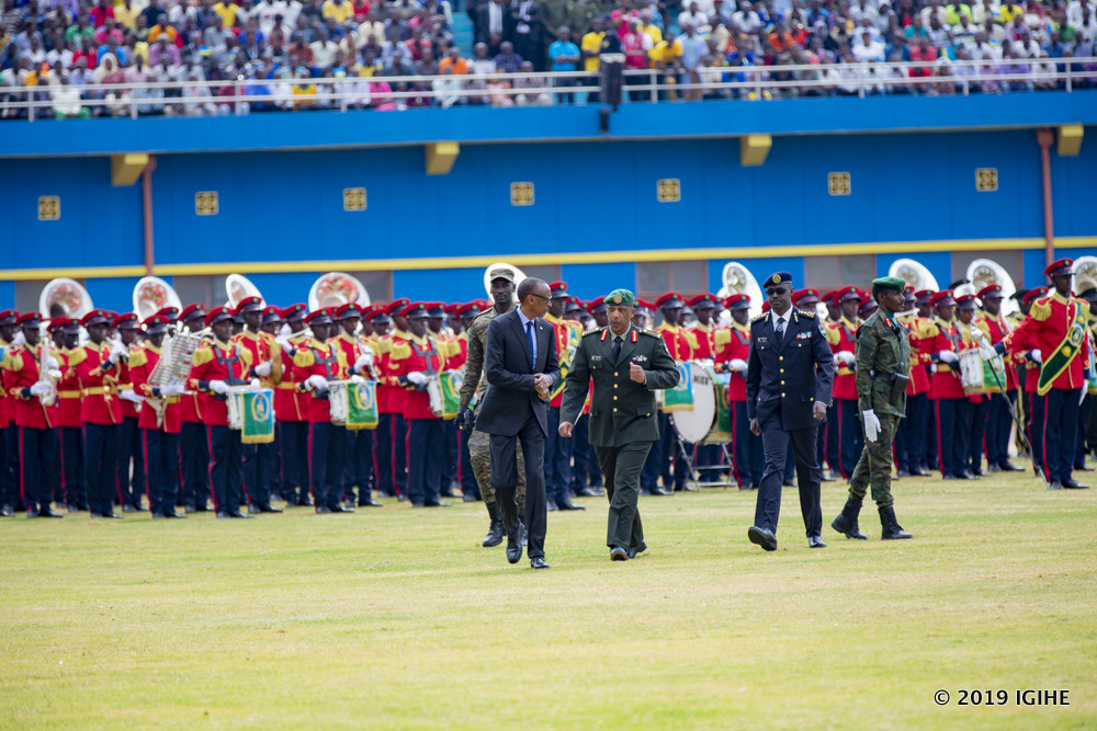 Perezida Paul Kagame n'umugaba w'ingabo Patrick Nyamvumba